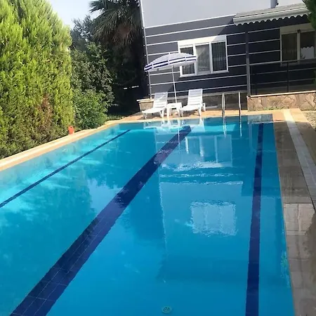 Muestakil Bahce Ve Havuzlu Villa *