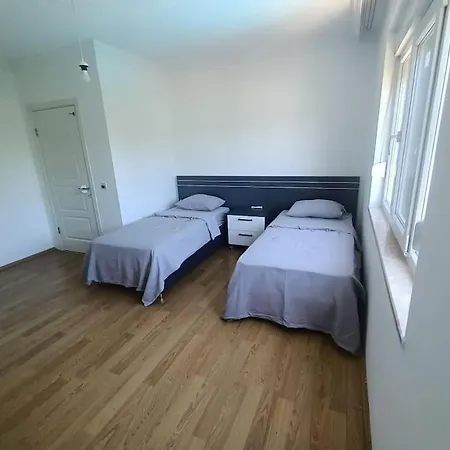 Muestakil Bahce Ve Havuzlu Villa