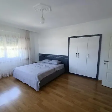 Muestakil Bahce Ve Havuzlu Villa *