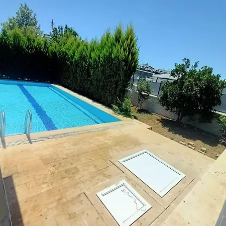 Muestakil Bahce Ve Havuzlu Villa